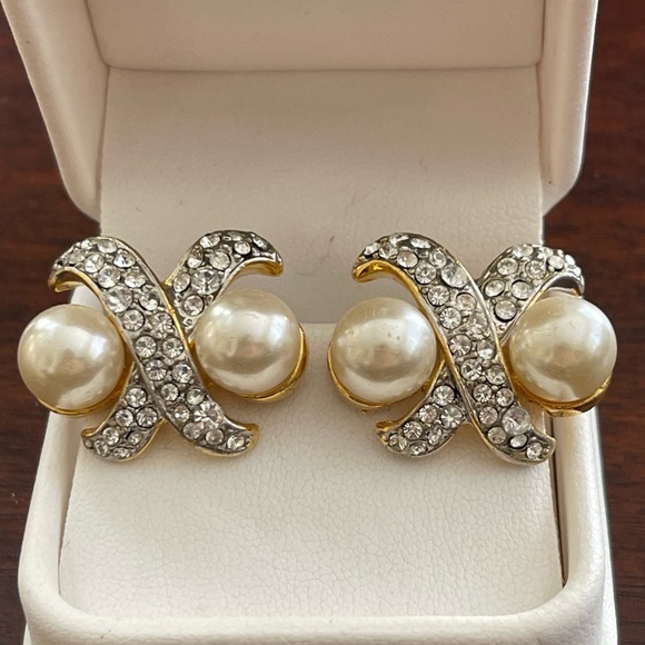 1980s faux pearl diamanté gold tone clip on earrings - Picture 2 of 6